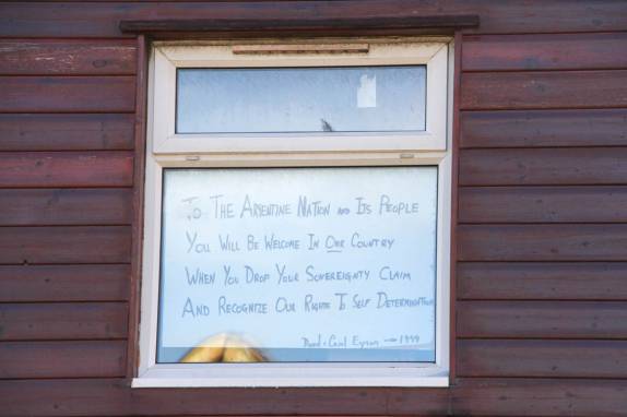 Mensagem política em Port Stanley, capital de Falkland (foto de Mitch Jasechko)